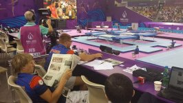 Иностранные журналисты, приехавшие на Евроигры, узнают об Азербайджане из газеты Azernews (ФОТО)