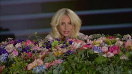 Рояль Леди Гаги на церемонии открытия Евроигр украшало более двух тысяч цветов