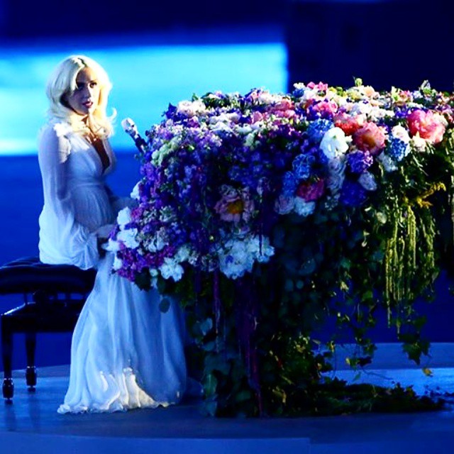 Рояль Леди Гаги на церемонии открытия Евроигр украшало более двух тысяч цветов