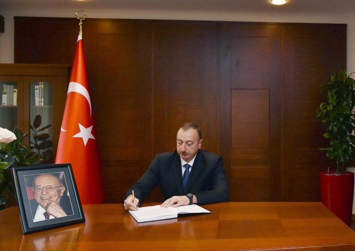 Президент Азербайджана посетил посольство Турции