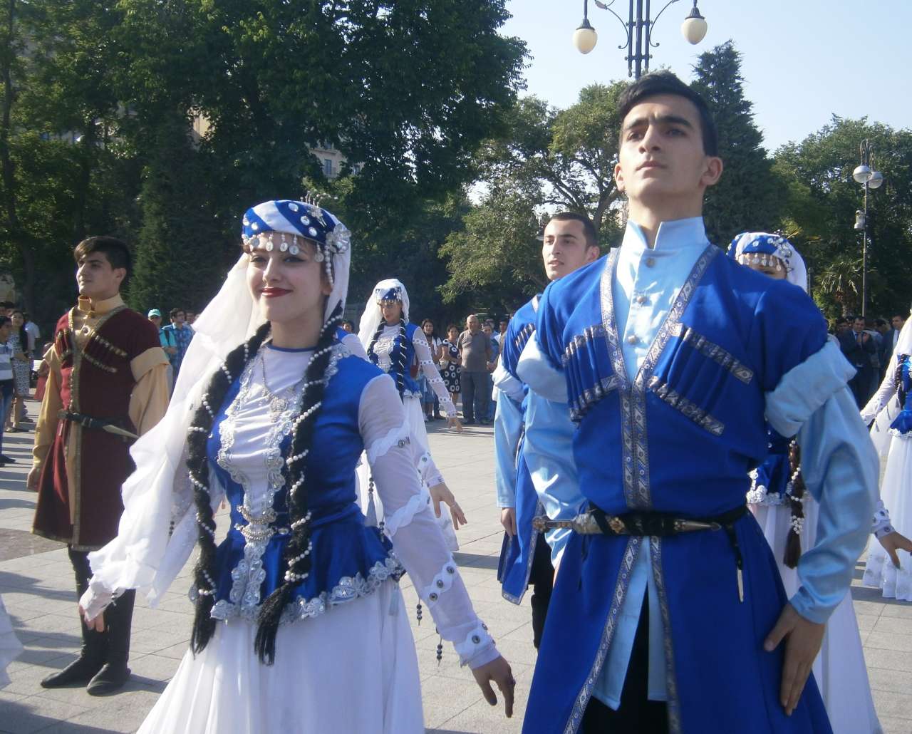 Гости Евроигр станцевали "Яллы" - искусство национальной одежды (ФОТО)