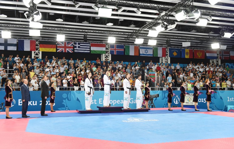 Azerbaijani president awards taekwondo winners at Baku 2015 (PHOTO, VIDEO)