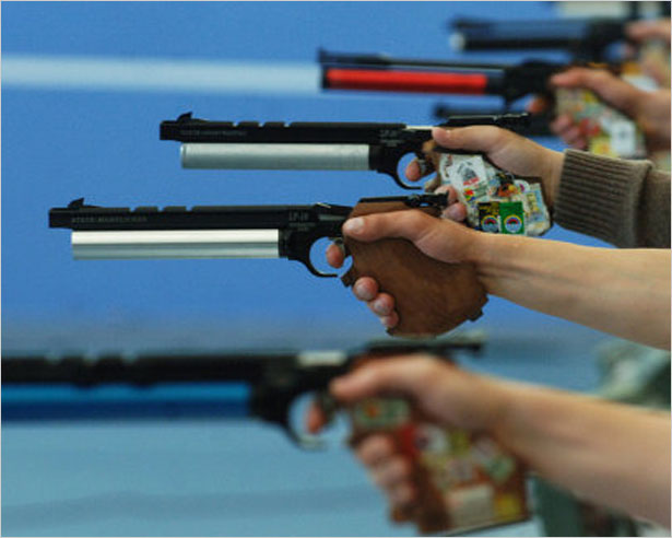 Спортсменки из Швейцарии и Болгарии поборются за "золото" в стрельбе из пистолета в рамках Евроигр