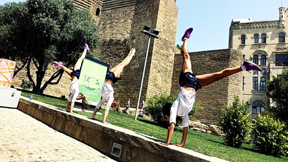 Британские гимнасты совершили увлекательную прогулку по Баку (ФОТО)