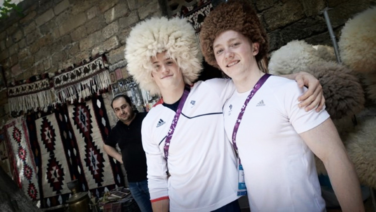 Британские гимнасты совершили увлекательную прогулку по Баку (ФОТО)