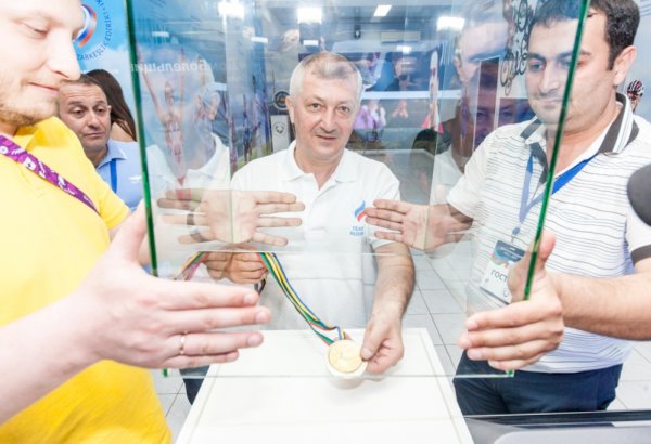 Назим Гусейнов передал свою олимпийскую медаль Дому болельщиков