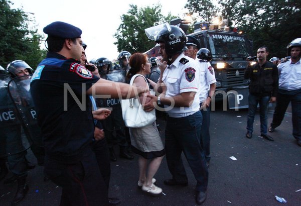 Violent crackdown on protesters in Yerevan ends in arrest of journalists