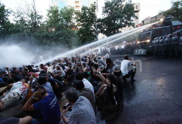 Демонстранты в Ереване противостоят полиции