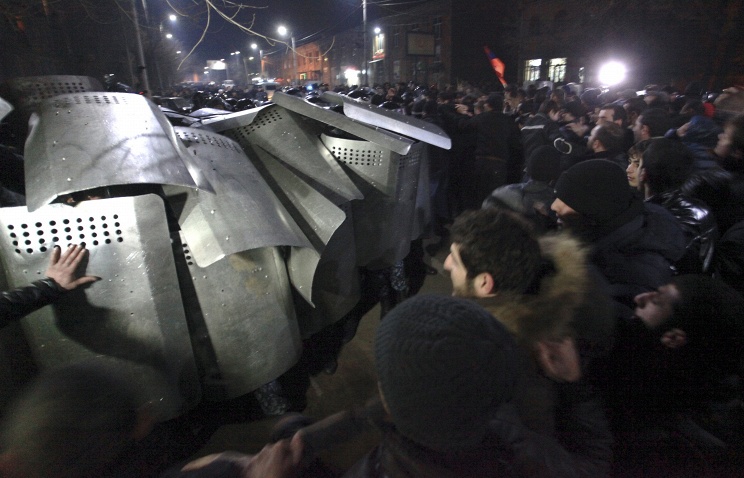 Yerevanda etirazçılar və polis arasında toqquşmalar baş verib: qumbaralardan istifadə edilib