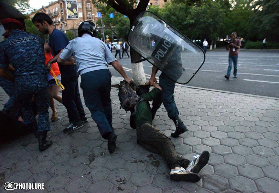 Armenian police try to remove garbage cans used by protesters