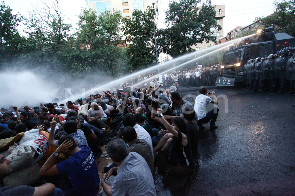 Митингующие в Ереване требуют отменить решение о повышении тарифов на электроэнергию