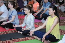 Йоги провели флешмоб, посвященный Евроиграм в Баку (ФОТО)