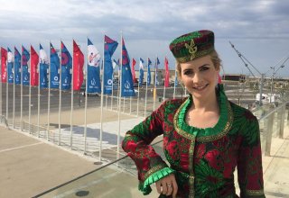 Ведущая “Eurosport” и “SKY TV” в азербайджанском платье комментирует Евроигры (ФОТО)