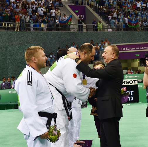 Azerbaijani president awards blind judo finals winners at Baku 2015 
(PHOTO) (VIDEO)