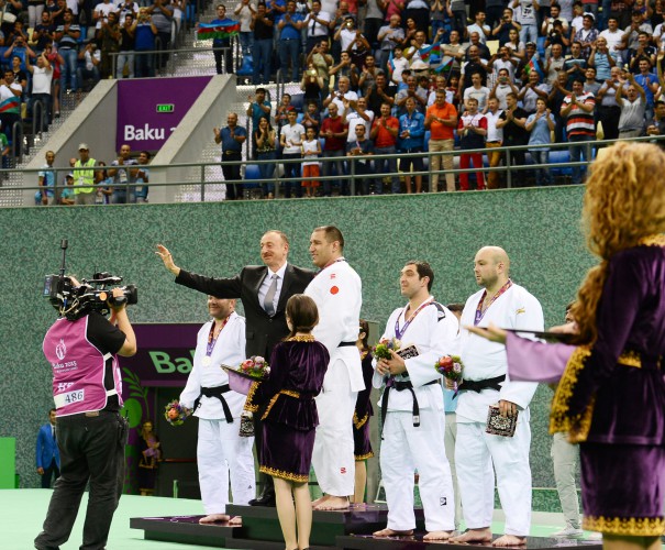 Azerbaijani president awards blind judo finals winners at Baku 2015 
(PHOTO) (VIDEO)