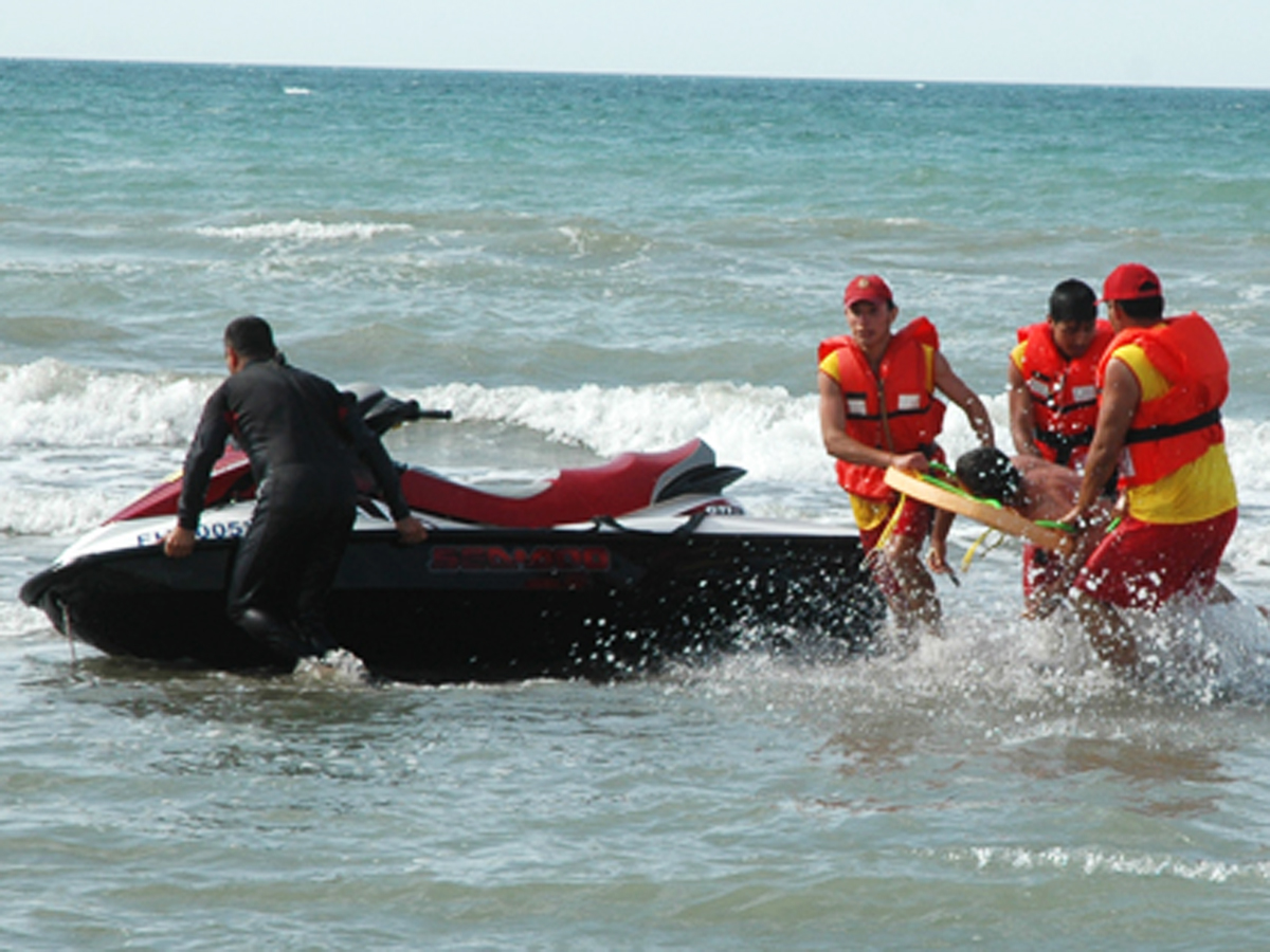 В Баку продолжается поиск одного из двух утонувших