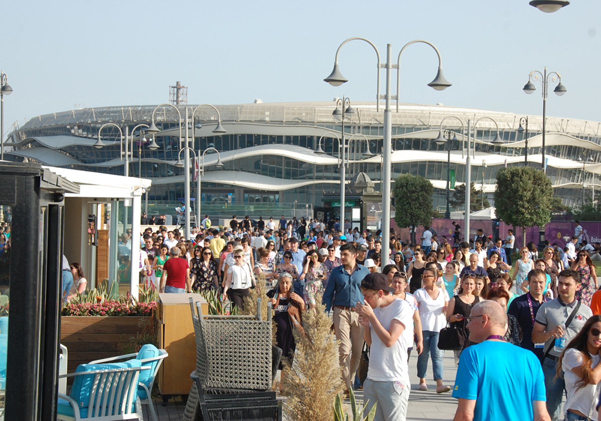 Зрители прибывают на церемонию закрытия первых Европейских игр (ФОТО)