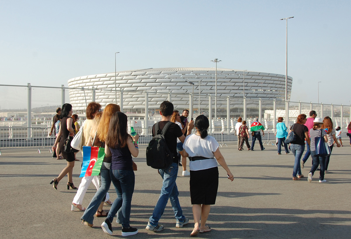 Зрители прибывают на церемонию закрытия первых Европейских игр (ФОТО)