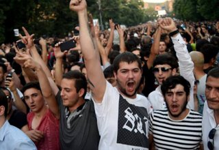 Yerevan polisi etirazçıların qarşısını almağa çalışır