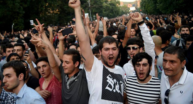 Ermenistanda kitlesel protesto gösterileri körüklendi