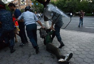 Polis Yerevanda etirazçıları dağıtmağa başlayıb