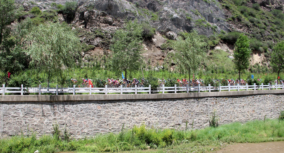Çində yarış zamanı velosipedçimizin qolu sınıb (FOTO)