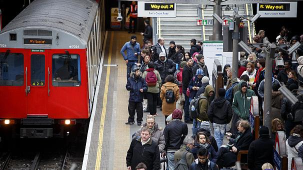 Три человека пострадали при нападении мужчины с мачете в метро Лондона