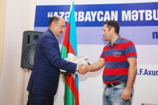 Абульфас Гараев наградил корреcпондента АМИ Trend почетным дипломом (ФОТО)