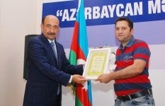 Абульфас Гараев наградил корреcпондента АМИ Trend почетным дипломом (ФОТО)