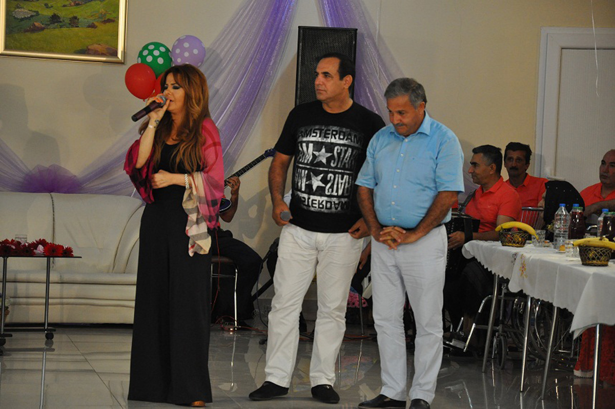 Азербайджанские певцы провели акцию, посвященную празднику Рамазан (ФОТО)