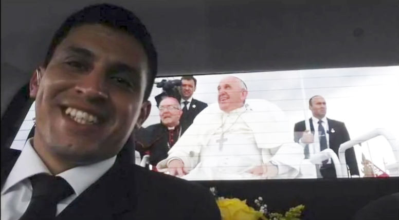 Roma Papasının sürücüsündən kreativ selfi (VİDEO)