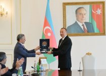 President Ilham Aliyev receives special award of Azerbaijan’s Press Council (PHOTO)