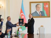 President Ilham Aliyev receives special award of Azerbaijan’s Press Council (PHOTO)