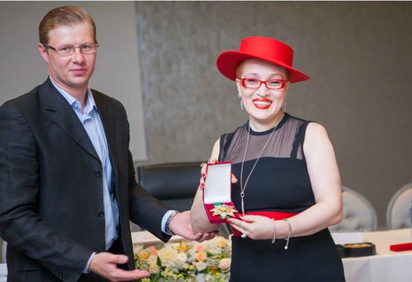 Нурида Курбанова награждена орденом ООН "Золотой орел", медалью "За заслуги перед обществом" и удостоена звания "Посол Миссии Мира" (ФОТО)