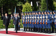 Avropa İttifaqı Şurasının prezidenti Donald Tuskun rəsmi qarşılanma mərasimi olub (FOTO)