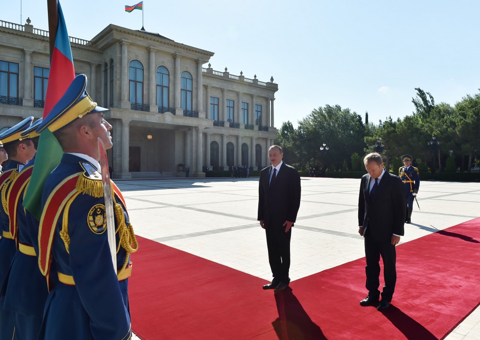 Avropa İttifaqı Şurasının prezidenti Donald Tuskun rəsmi qarşılanma mərasimi olub (FOTO)
