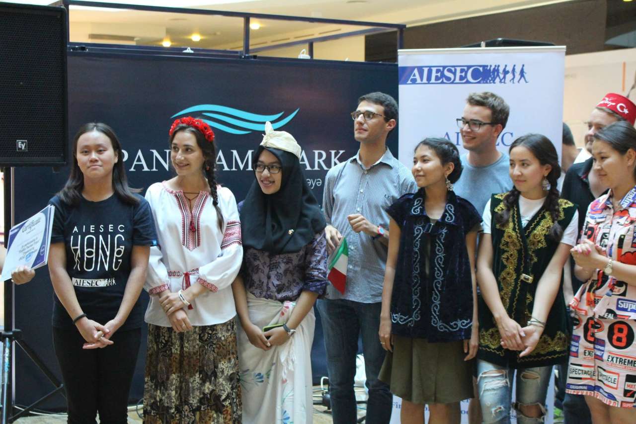 Блогеры из разных стран в азербайджанском проекте “FireFlies” (ФОТО)