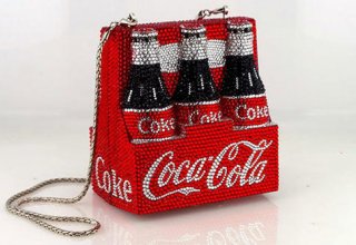 “Coca-Cola” qanımda: Dizayner Ketrin Bauman kontur xətli butulkanın 100 illiyinə kolleksiya təqdim edib
