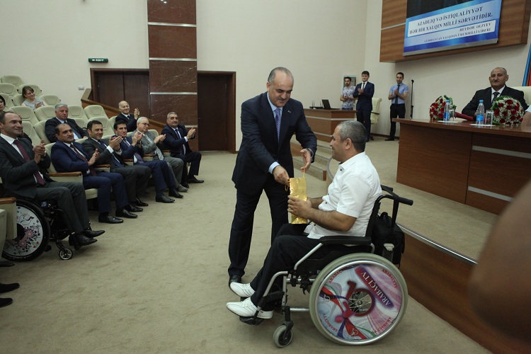 Səlim Müslümov paralimpiyaçılarla görüşüb (FOTO)