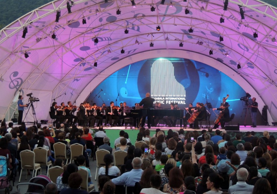 Möhtəşəmliyi ilə yaddaqalan Qəbələ VII Beynəlxalq Musiqi Festivalı atəşfəşanlıqla başa çatıb (FOTO)