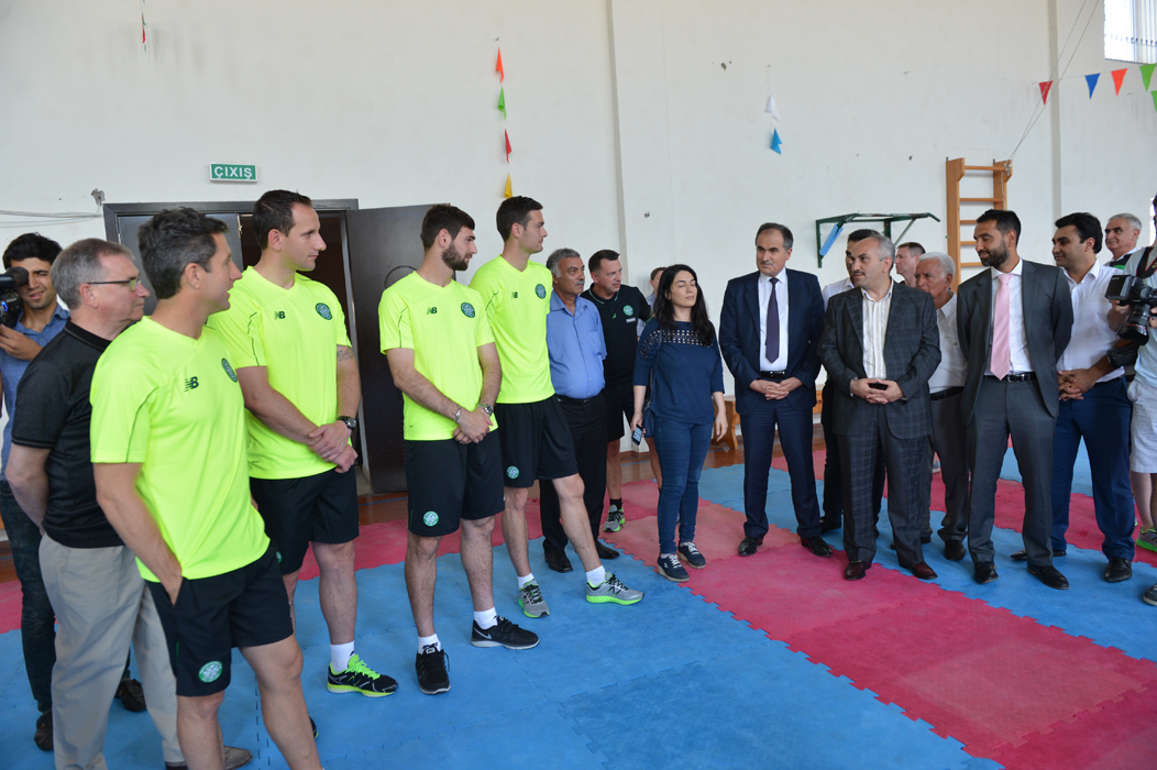 Игроки "Селтик" встретились с азербайджанскими вынужденными переселенцами (ФОТО)