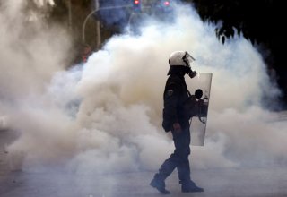 Police fire tear gas at spontaneous anti-pension bill protest in Paris (VIDEO)