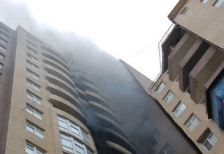 Один человек отравился дымом в результате пожара в жилом здании в Баку (Обновлено)