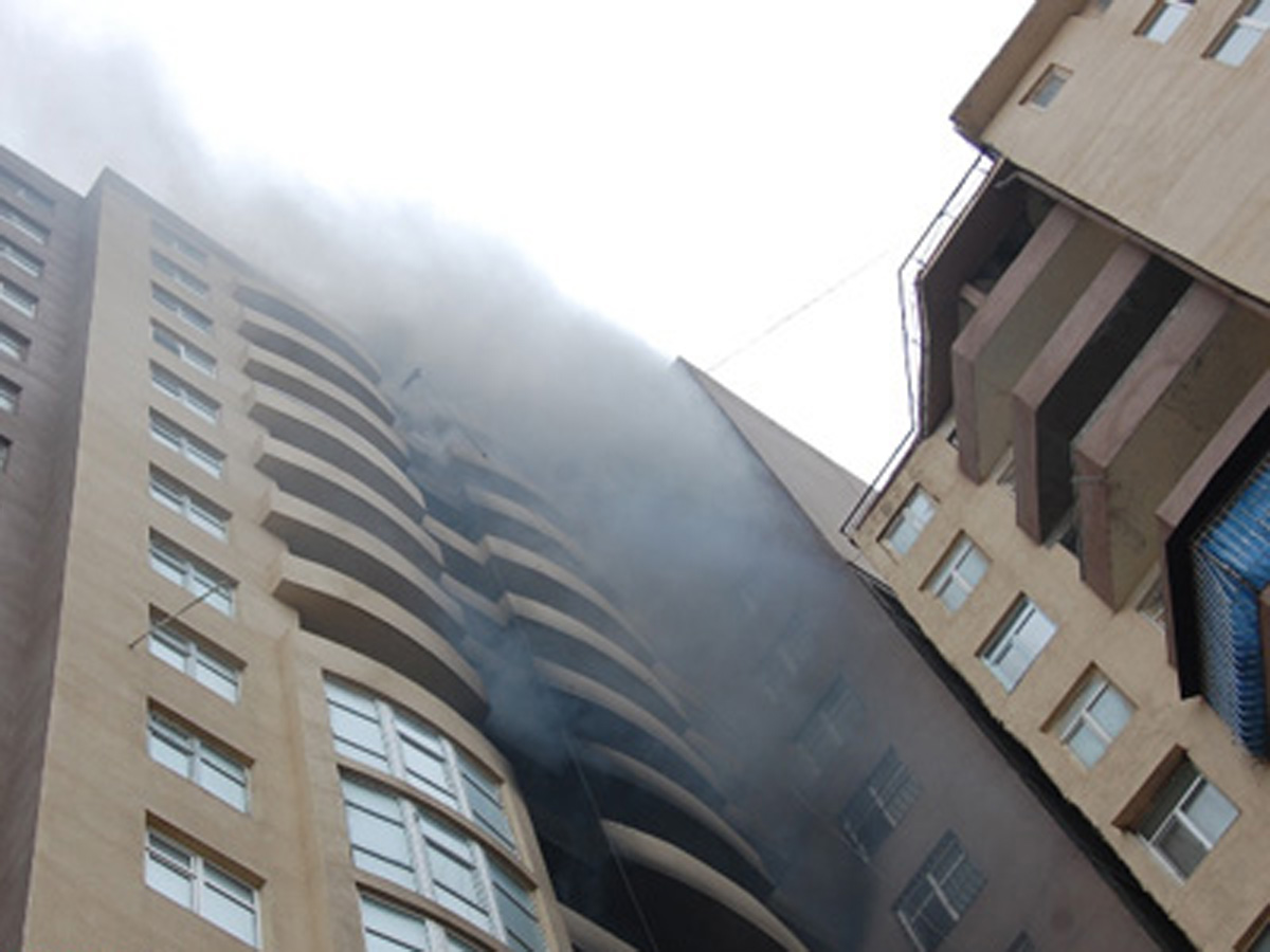 Один человек отравился дымом в результате пожара в жилом здании в Баку (Обновлено)