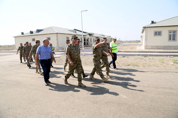 Министр обороны Азербайджана проверил ход строительных работ в военных городках в прифронтовой зоне (ФОТО)
