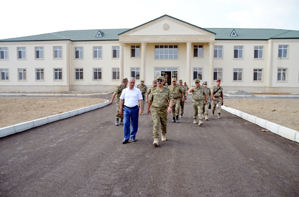 Министр обороны Азербайджана проверил ход строительных работ в военных городках в прифронтовой зоне (ФОТО)