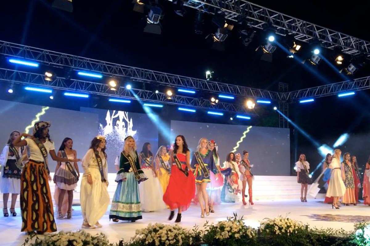 Представительница России вышла на подиум в платье азербайджанского модельера (ФОТО)