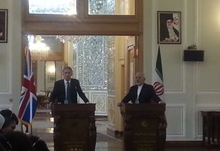 В Тегеране проходит пресс-конференция с участием глав МИД Ирана и Великобритании (ФОТО)