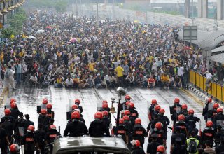 Тысячи протестующих в столице Малайзии требуют отставки премьера