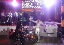 Элвис Пресли и группа "Кисс" на открытии мотофестиваля в Шеки (ФОТО)